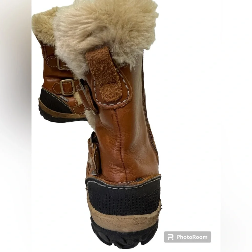 Merrel Women's Camel Leather Waterproof Winter Snow Boots, size 5.5.